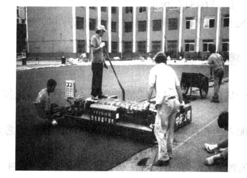 现场喷涂塑胶场地施工工法_全天候运动跑道材料特点_塑胶跑道铺设