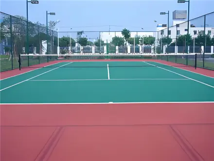 塑胶排球场铺设工艺_塑胶跑道铺设_室内外运动场地坪材料特性