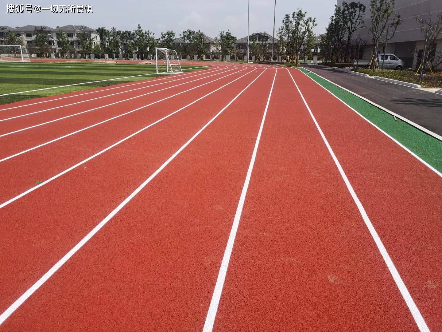 湖北塑胶跑道材料_雨季混合型塑胶跑道施工方案_混合型塑胶跑道施工注意事项